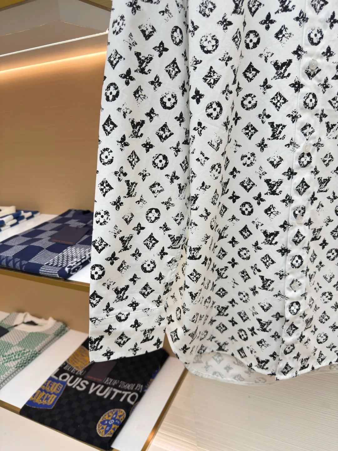 LOUIS VUITTON black full-print shirt ●Authentic product: Purchased and developed by 16612 ●Item number: 1680322-B15 ●Fabric: polyester fiber fabric ●Technology: Positioned cutting machine ●Version: Fitted version ●Weight: about 325 grams ●Size: 34-36-38-40 ●Description: The new shirt is made of soft and light silk-cotton blend, with full-width Monogram cutting to present a rich texture. Contrast buttons and a chest patch pocket add sophisticated details. The overall wiring is straight and delicate, the fabric is comfortable and soft, and the color is consistent without color difference. It can be matched with the same style to create a fashionable look and control various occasions. Customized accessories, complete with three standards, same style for men and women!